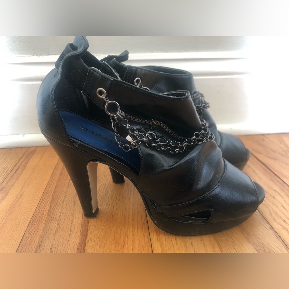 Edgy black peep toe pumps